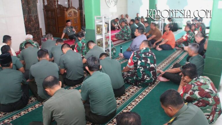 Danrem 052 Brigjen TNI Faizal Rizal memberi arahan prajurit di Kodim Tangerang saat Safari Ramadan