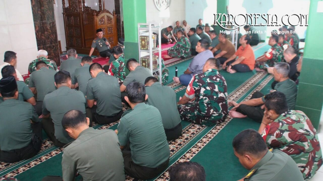 Danrem 052 Brigjen TNI Faizal Rizal memberi arahan prajurit di Kodim Tangerang saat Safari Ramadan