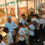 Danrem 052 Brigjen TNI Faizal Rizal menyerahkan santunan kepada anak yatim dalam acara buka puasa bersama di Good Friends Resto Lippo Tangerang