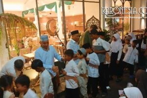 Danrem 052 Brigjen TNI Faizal Rizal menyerahkan santunan kepada anak yatim dalam acara buka puasa bersama di Good Friends Resto Lippo Tangerang