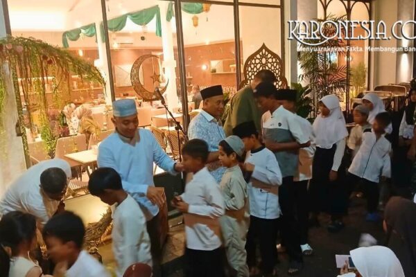 Danrem 052 Brigjen TNI Faizal Rizal menyerahkan santunan kepada anak yatim dalam acara buka puasa bersama di Good Friends Resto Lippo Tangerang