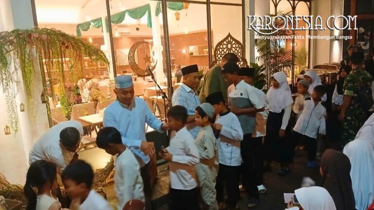 Danrem 052 Brigjen TNI Faizal Rizal menyerahkan santunan kepada anak yatim dalam acara buka puasa bersama di Good Friends Resto Lippo Tangerang
