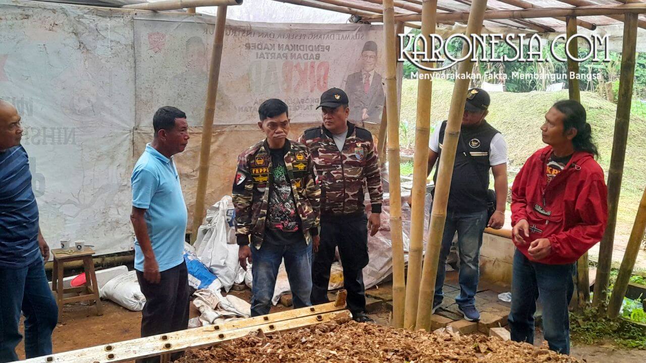 Diskusi pengolahan sampah komunitas bersama FKPPI di lokasi kompos Tangerang Selatan