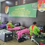 anggota Persit dan prajurit mengikuti donor darah Persit Bekasi di Kodim 0507 membantu stok PMI