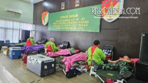 anggota Persit dan prajurit mengikuti donor darah Persit Bekasi di Kodim 0507 membantu stok PMI