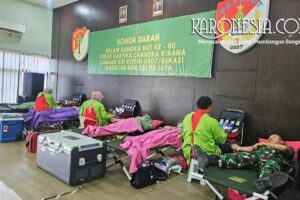 anggota Persit dan prajurit mengikuti donor darah Persit Bekasi di Kodim 0507 membantu stok PMI