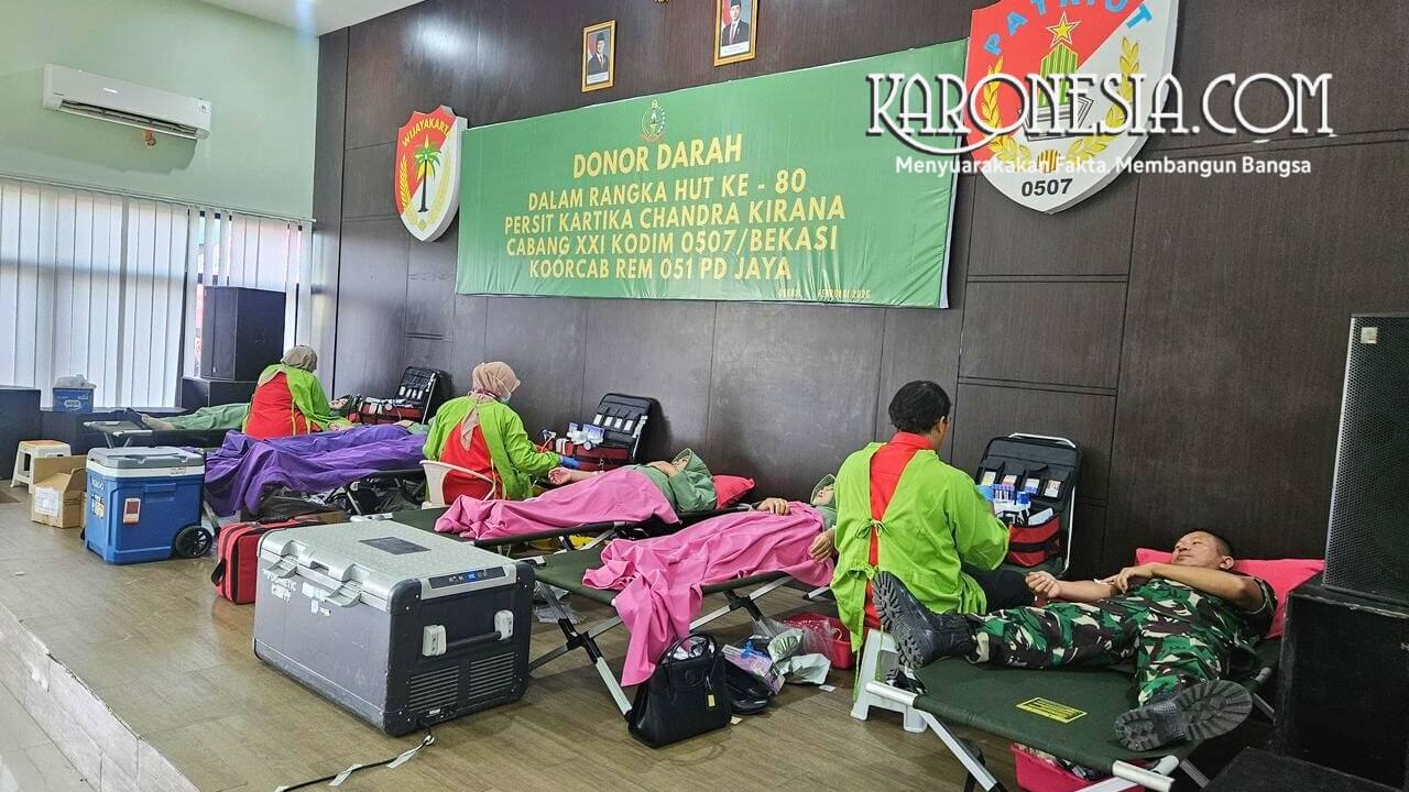 anggota Persit dan prajurit mengikuti donor darah Persit Bekasi di Kodim 0507 membantu stok PMI