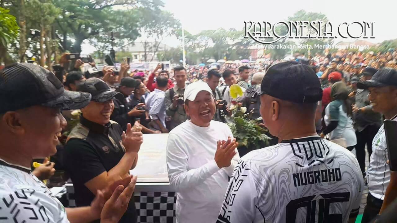Gubernur Jawa Barat dan Pangdam Jaya berinteraksi dengan warga pada peresmian ruang publik Padurenan Bekasi