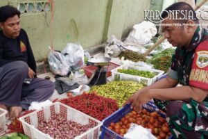 Babinsa memantau harga sembako di Pasar Kresek