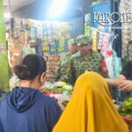 Pedagang dan pembeli bertransaksi sembako di Pasar Kukun Tangerang saat harga sembako stabil