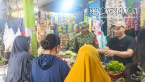 Pedagang dan pembeli bertransaksi sembako di Pasar Kukun Tangerang saat harga sembako stabil