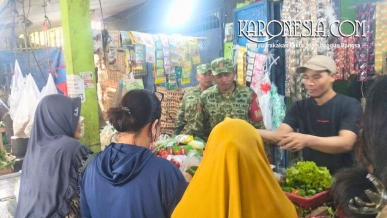 Pedagang dan pembeli bertransaksi sembako di Pasar Kukun Tangerang saat harga sembako stabil