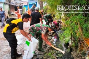 Kerja Bakti Jaga Jakarta Bersih, Kodim 0505/JT dan Warga Bersihkan Saluran Air
