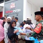 Personel Kodim 0507 Bekasi membagikan takjil kepada pengendara di Bojong Menteng