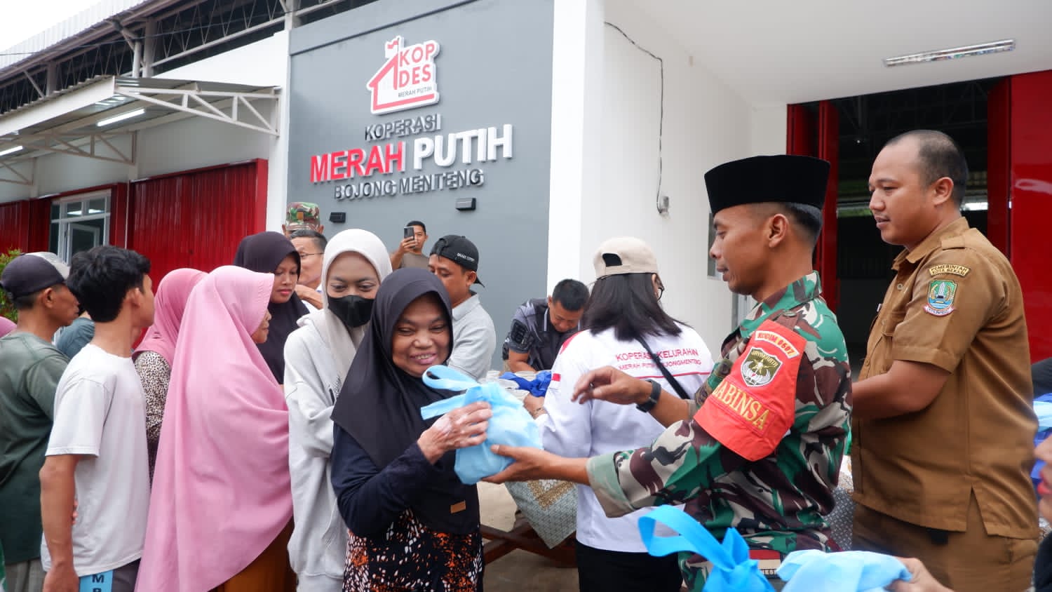 Personel Kodim 0507 Bekasi membagikan takjil kepada pengendara di Bojong Menteng