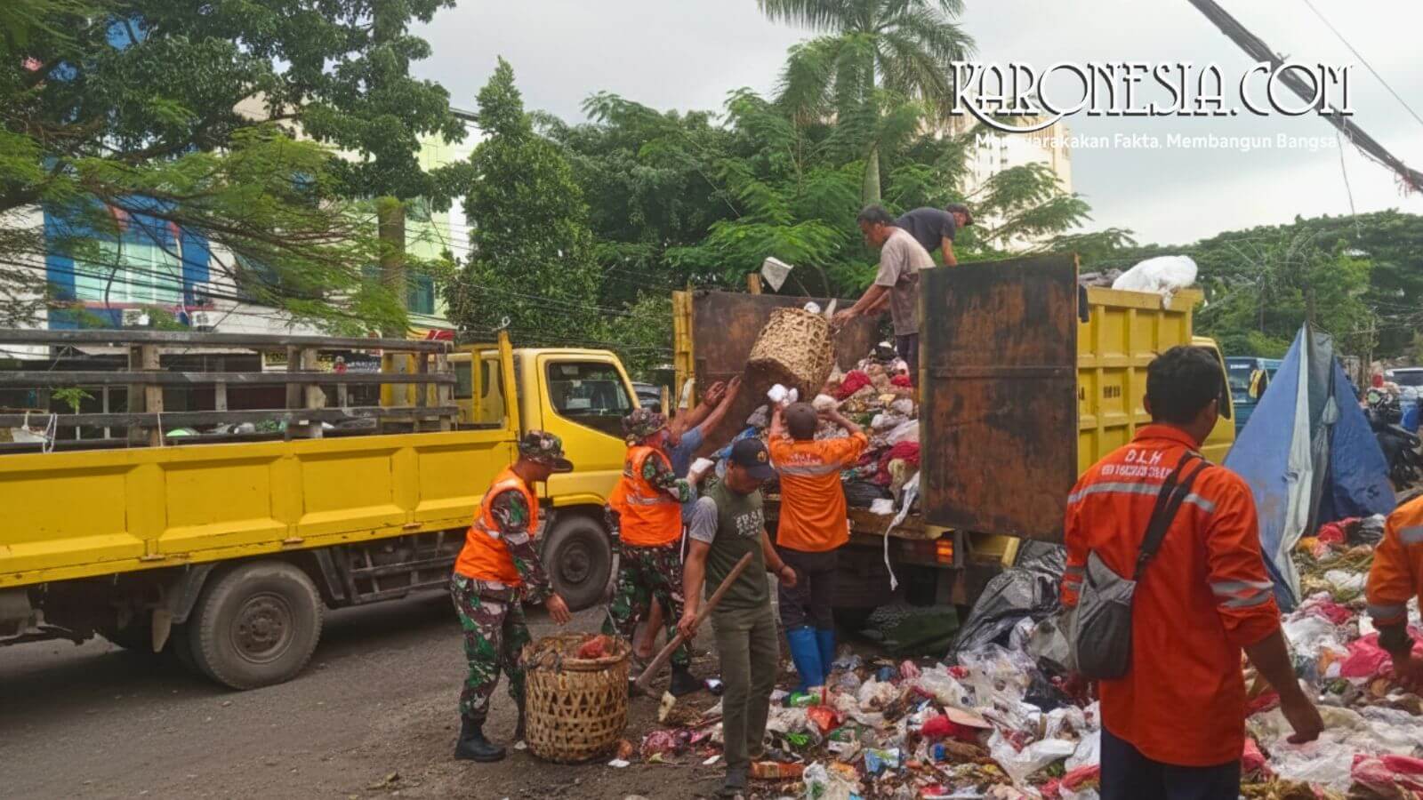 Aksi bersih lingkungan di Pasar Cimanggis dan Pasar Jombang Sebagai upaya menjaga kebersihan pasar dan memperkuat kemanunggalan TNI dengan rakyat