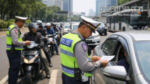 Petugas polisi lalu lintas memeriksa kendaraan dalam Operasi Keselamatan Jaya 2026 di Jakarta.
