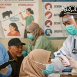 Petugas kesehatan memantau layanan kesehatan sebagai upaya kewaspadaan Virus Nipah.