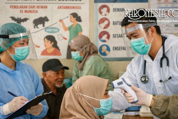 Petugas kesehatan memantau layanan kesehatan sebagai upaya kewaspadaan Virus Nipah.