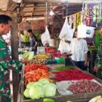 Babinsa Koramil 12/Rajeg memantau harga sembako di Pasar Kukun Rajeg.