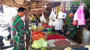 Babinsa Koramil 12/Rajeg memantau harga sembako di Pasar Kukun Rajeg.