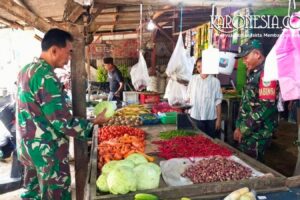 Babinsa Koramil 12/Rajeg memantau harga sembako di Pasar Kukun Rajeg.