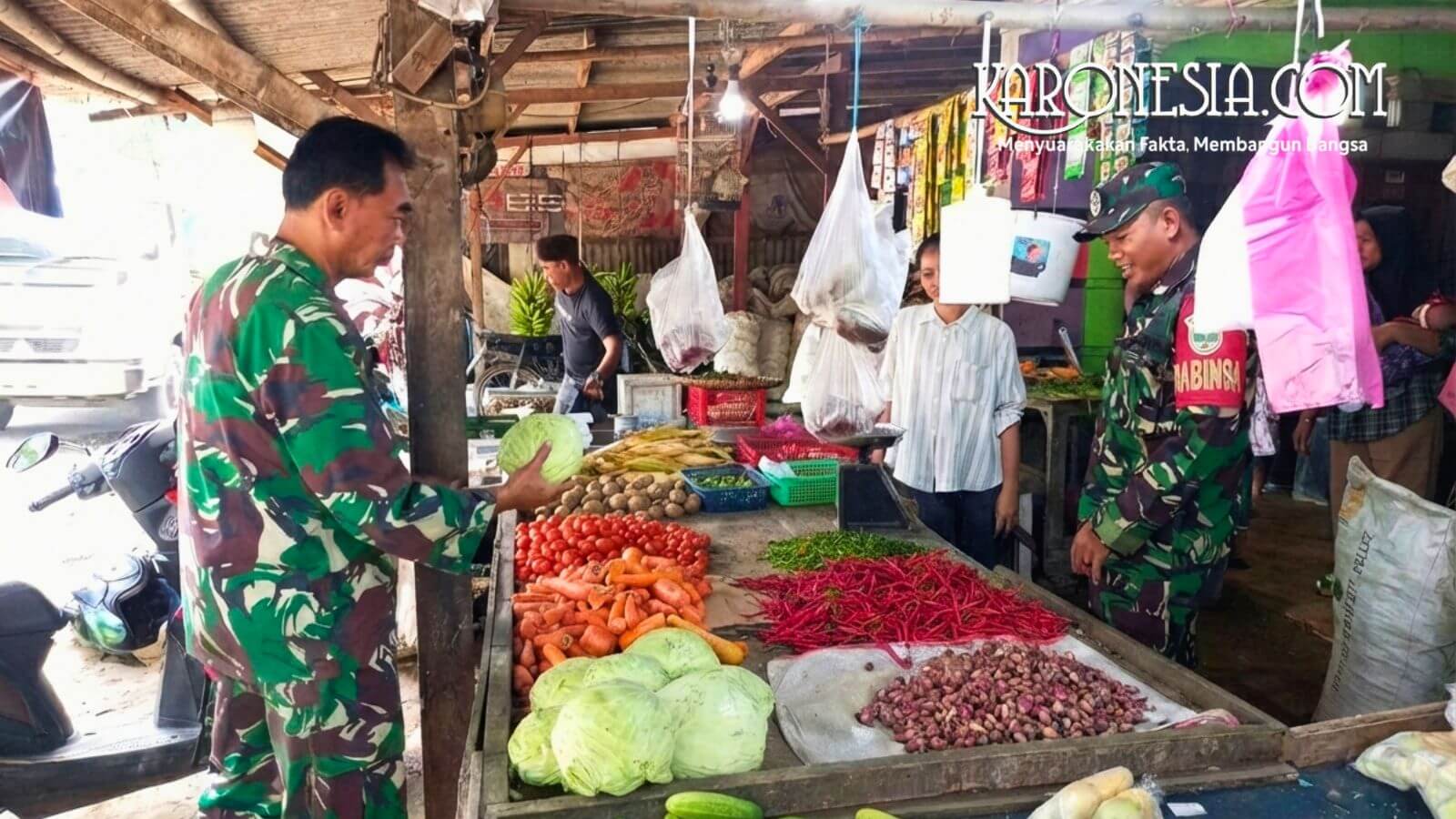 Babinsa Koramil 12/Rajeg memantau harga sembako di Pasar Kukun Rajeg.