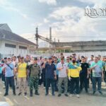 Satgas Koramil 05 Ciputat dan OPD foto bersama sebelum kerja bakti sampah Pasar Jombang Tangsel.