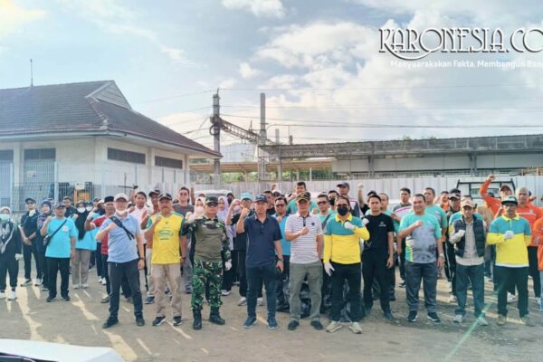 Satgas Koramil 05 Ciputat dan OPD foto bersama sebelum kerja bakti sampah Pasar Jombang Tangsel.