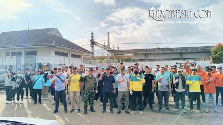 Satgas Koramil 05 Ciputat dan OPD foto bersama sebelum kerja bakti sampah Pasar Jombang Tangsel.