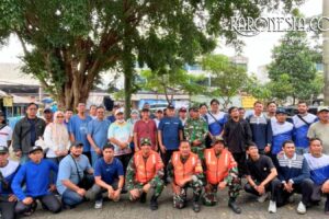 Danramil Ciputat bersama Personel Koramil Ciputat dan lintas sektoral melakukan foto bersama sebelum pelaksanaan aksi bersih lingkungan di Pasar Cimanggis dan Pasar Jombang.