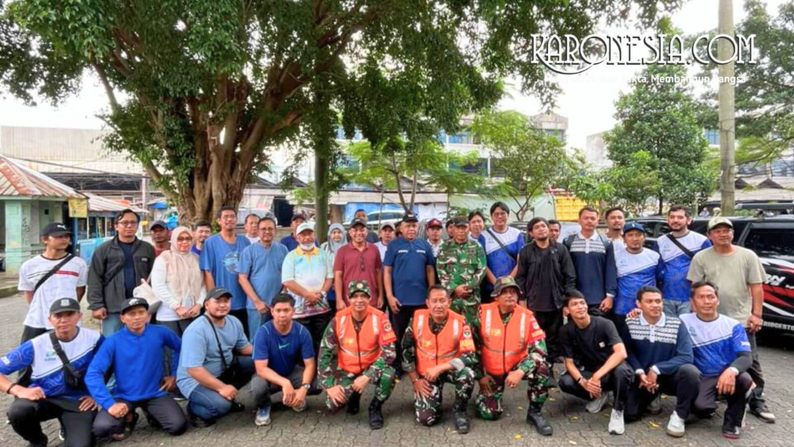 Danramil Ciputat bersama Personel Koramil Ciputat dan lintas sektoral melakukan foto bersama sebelum pelaksanaan aksi bersih lingkungan di Pasar Cimanggis dan Pasar Jombang.