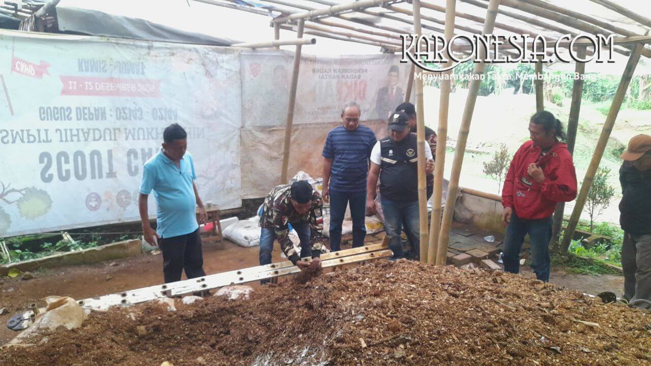 Proses pengamatan tumpukan kompos hasil pengolahan sampah organik di Tangerang Selatan