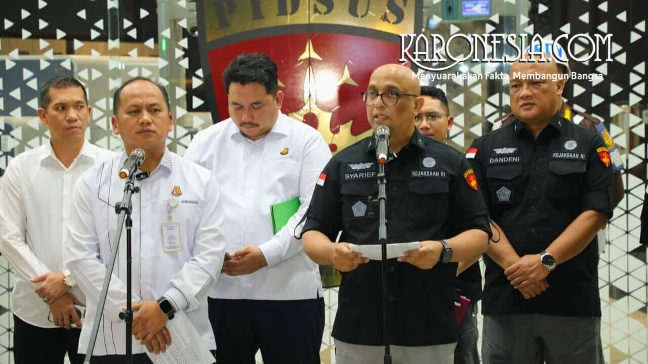 Pejabat Kejaksaan Agung menyampaikan konferensi pers kasus korupsi ekspor CPO di Gedung Kejagung Jakarta