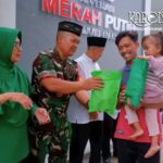 Personel Koramil 05 Bantar Gebang membagikan takjil kepada warga Padurenan