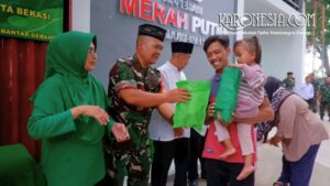 Personel Koramil 05 Bantar Gebang membagikan takjil kepada warga Padurenan