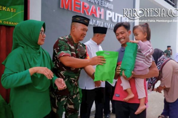 Personel Koramil 05 Bantar Gebang membagikan takjil kepada warga Padurenan