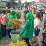 Personel Koramil 08 Kronjo membagikan takjil kepada pengendara di Tigaraksa