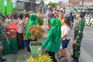 Personel Koramil 08 Kronjo membagikan takjil kepada pengendara di Tigaraksa