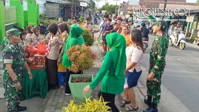 Personel Koramil 08 Kronjo membagikan takjil kepada pengendara di Tigaraksa