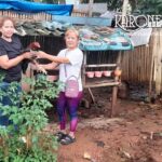 Ketua KWT Urban Farming Tangsel membagikan ayam kampung hasil ternak kepada anggota menjelang Ramadhan