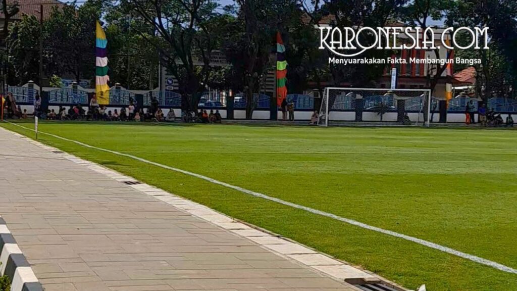 Kondisi lapangan sepak bola RTP Padurenan Bekasi setelah penataan menjadi ruang terbuka publik warga