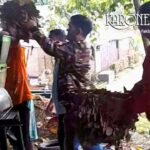 Proses memasukkan sampah daun ke mesin pencacah kompos di Tangerang Selatan