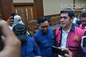 Muhamad Kerry Adrianto Riza dan terdakwa lain saat sidang kasus korupsi PT Pertamina di Pengadilan Tindak Pidana Korupsi Jakarta Pusat.
