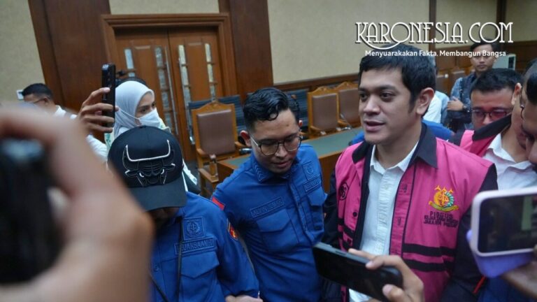 Muhamad Kerry Adrianto Riza dan terdakwa lain saat sidang kasus korupsi PT Pertamina di Pengadilan Tindak Pidana Korupsi Jakarta Pusat.