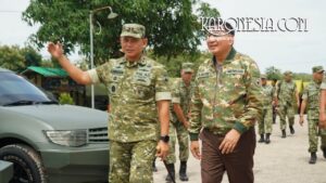 Pangdam IV Diponegoro Achiruddin mendampingi Menhan Sjafrie meninjau Yonif TP 888 Rembang