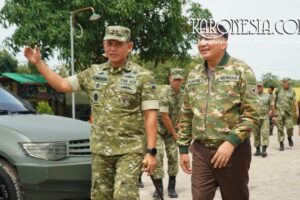 Pangdam IV Diponegoro Achiruddin mendampingi Menhan Sjafrie meninjau Yonif TP 888 Rembang