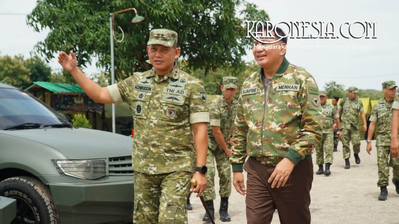 Pangdam IV Diponegoro Achiruddin mendampingi Menhan Sjafrie meninjau Yonif TP 888 Rembang