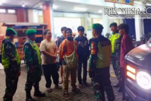 Babinsa Bantar Gebang Patroli Jalan Kaki Jaga Keamanan Warga