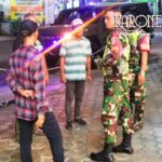 Patroli Babinsa Bekasi bersama warga siskamling di Pondok Gede